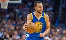 Curry anota 42 para dar a los Warriors el factor cancha nuevamente