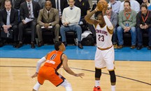 LeBron James, defendido por Westbrook, no acierta mucho en los finales de partido