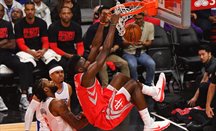 Clint Capela hace una volcada en el Clippers-Rockets