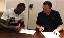 Carmelo Anthony y Daryl Morey firman el contrato que une a Melo con Rockets