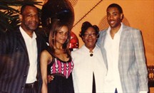 Foto familiar de los Ellington, con el jugador de los Lakers a la derecha y su padre a la izquierda