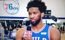 Joel Embiid habla con NBA TV en el Media Day de Sixers