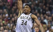 La NBA multa a los Bucks por hablar del contrato de Antetokounmpo
