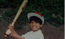 La imagen infantil del venezolano Greivis Vásquez jugando al béisbol