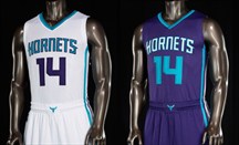 De izquierda a derecha, uniformes como local, visitante y alternativo de los Charlotte Hornets