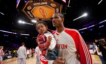 Trevor Ariza posa con su hijo cuando jugaba en Houston Rockets