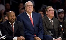 Phil Jackson (centro) está muy cerca de comprometerse con los Knicks