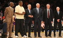 Bill Sharman, a la derecha, en 2012 durante el homenaje al equipo campeón de los Lakers de 1971-72