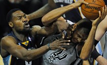Spurs y Cavs ganan con lesión de Duncan y regreso de Bynum