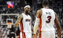 LeBron James y Dwyane Wade guiaron a Miami Heat al triunfo