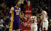 Pau Gasol, en el partido que disputaron anoche los Lakers con los Bulls