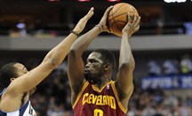Cleveland Cavaliers intenta traspasar al alero Luol Deng