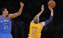 Lakers envía a Blake a Warriors a cambio de Kent Bazemore y MarShon Brooks