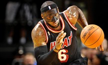 LeBron James anota 31 puntos con su máscara negra para dominar a Knicks