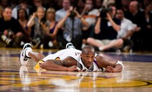 Los Lakers del lesionado Kobe Bryant pelean siguen sumando derrotas