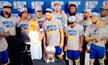 Los Warriors reciben el trofeo de campeones del Oeste