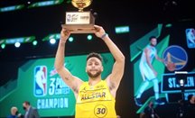 Curry levanta el trofeo de campeón de triples