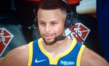 Curry es entrevistado tras el partido