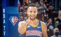 Curry anotó 45 puntos