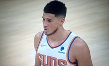 Booker anota 35 en la decimocuarta victoria consecutiva de Suns