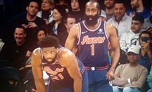 El dúo Embiid-Harden se lleva por delante a los Knicks