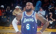 LeBron anota 50 puntos y salva a los Lakers ante los Wizards