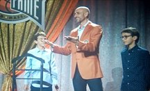 Ginóbili con la chaqueta naranja de Hall of Fame