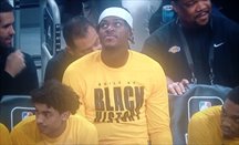 Vanderbilt sentado en el banquillo de Lakers