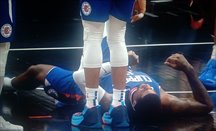 Paul George tendido en la pista tras caer lesionado en el Clippers-Thunder