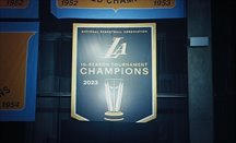 Banner de Lakers como campeón del primer Torneo de Temporada