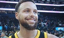 Curry sonríe feliz tras la victoria