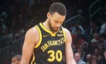 Curry cabizbajo en plena debacle de su equipo