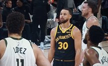 Curry entre jugadores de Bucks