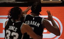 Los decisivos Tre Jones y Devonte' Graham celebran el triunfo de Spurs