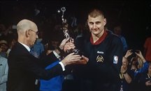 Jokic recibió de manos de Silver el trofeo de MVP