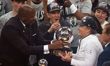 El propietario de los Celtics recibe el trofeo del Este de manos de Maxwell