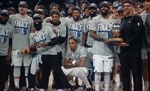 La plantilla de Dallas Mavericks celebrando el título del Oeste