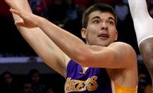 Zubac se lució con Lakers en otro mal partido del equipo