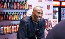 Kobe Bryant en una tienda de BodyArmor