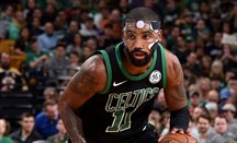 Irving jugando con protector facial con Celtics