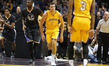 El Lakers-Warriors se suspende en el tercer cuarto por culpa de la pista
