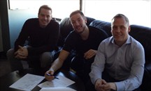 Lauvergne (centro) firmando su contrato con Denver Nuggets