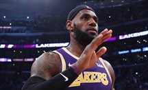 LeBron James lideró el triunfo de Lakers