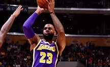 Los Lakers se imponen en San Antonio con triple-doble de LeBron