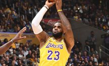 Lakers dedica el triunfo a Kobe con triple-doble de LeBron James