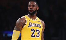 LeBron James cede su número 23 en Lakers a Anthony Davis