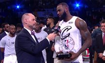 LeBron James recibiendo el trofeo de MVP