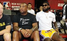 LeBron apoya a Lakers en Las Vegas y se viste de púrpura y oro