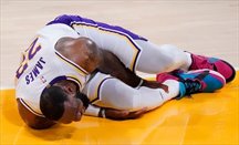 LeBron James abandona el Lakers-Hawks tras sufrir una lesión de tobillo