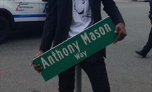 Antony Mason, Jr., hijo del desaparecido jugador, posa con la placa dedicada a su padre